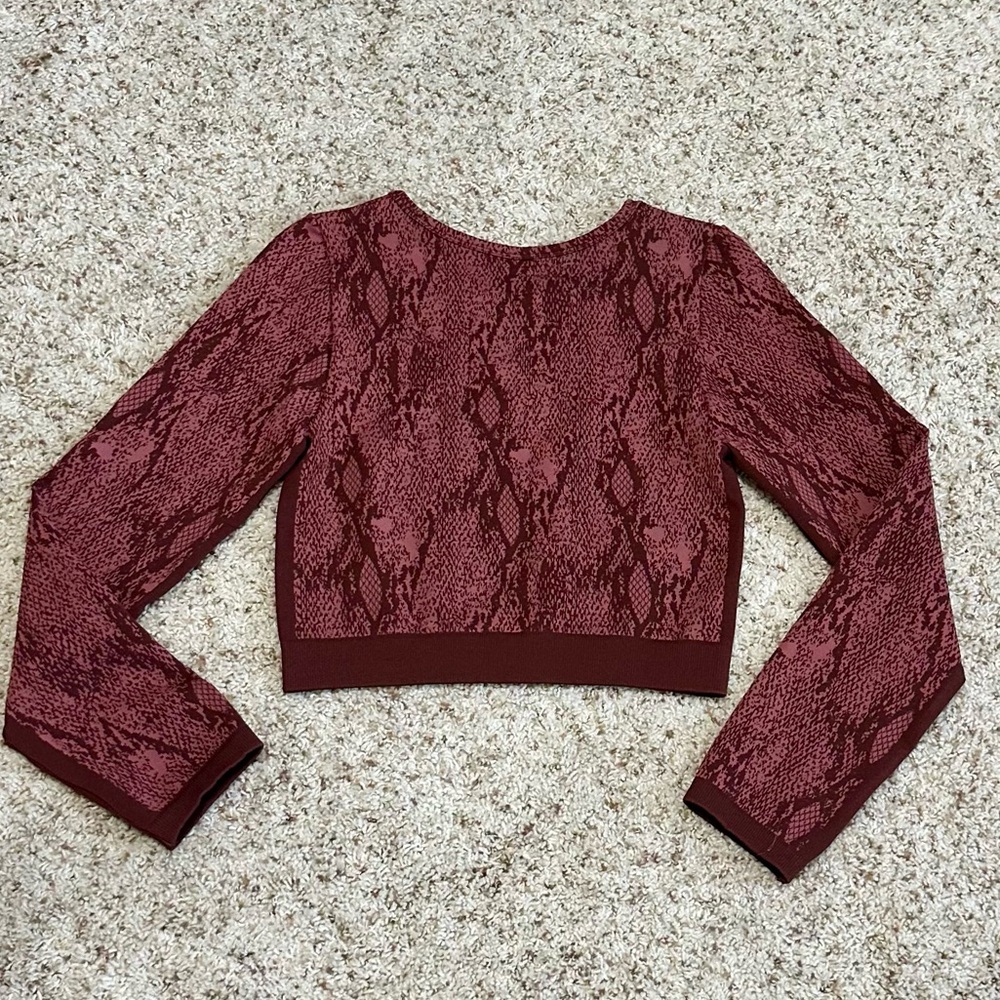 Fabletics Women’s Cherry Snakeskin Seamless Long-Sleeve Kamila Crop Top. Size L. - Picture 8 of 9